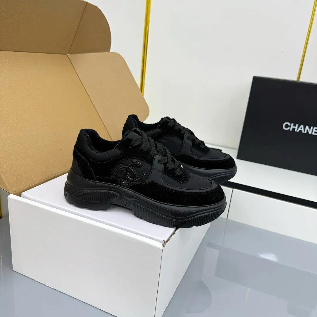 👟👟Ex-factory price 620👟👟 Chanel bread shoes ~ original calfskin panda shoes Chanel 25C latest hot style panda black and white sports shoes casual sneakers Xiaoxiang hot item classic black and white panda color coco girls must pay Fabric: original custom mixed sheepskin lining: original imported breathable mesh lining outsole: Original molded rubber + TPU combination Size: Women's 35-41
